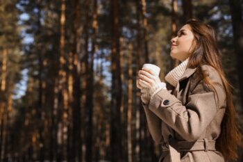 上着を貸す男性心理｜女性はどう思う？恋の駆け引きポイントも解説