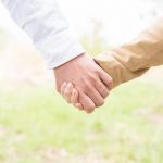 手を繋ぐ心理って？デートで男性の方から手を繋いでくるのは脈あり？