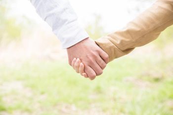 手を繋ぐ心理って？デートで男性の方から手を繋いでくるのは脈あり？
