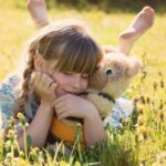 なぜか助けてもらえる女性の特徴｜男性が放っておけない理由とは？