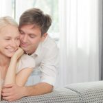 筋肉を触らせる心理とは？男性が鍛えているアピールや筋肉自慢をする理由